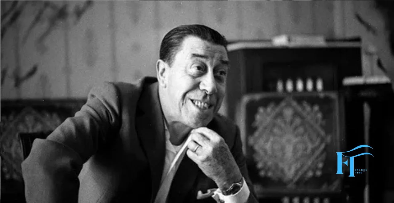 Fernandel assis en noir et blanc, grand-père de Manon Contandin-Fernandel