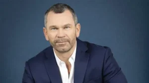 thierry cotillard fortune : portrait de Thierry Cotillard lors d’une prise de parole